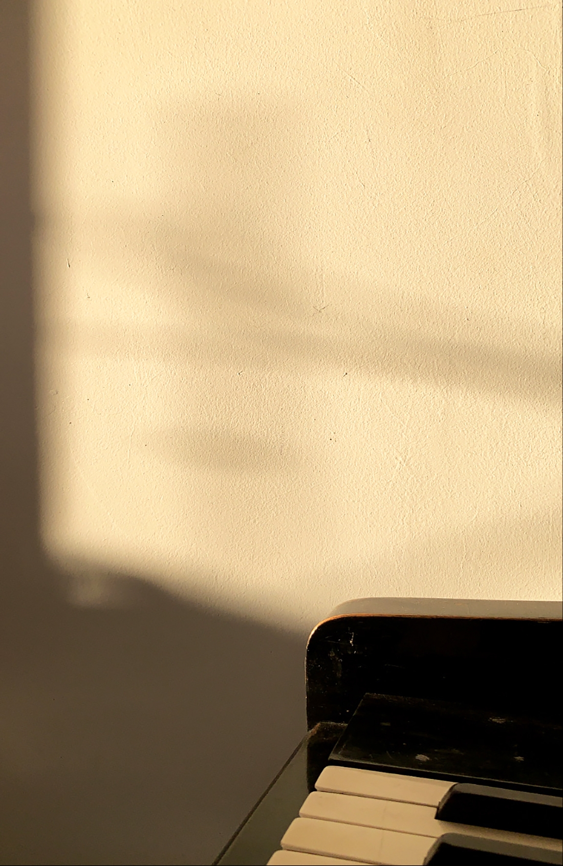 La dimensione tempo vissuta nel quotidiano.
Le sfere di un tradizionale orologio, un’ombra sul muro, un display digitale? Quale quadrante ci restituisce, nella vita normale, la percezione del tempo che passa, dalla clessidra allo Swatch, dalla meridiana allo schermo dello smartphone.