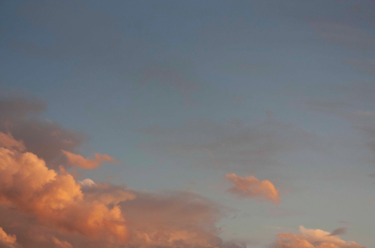 Partendo dalla nota canzone di Rino Gaetano uno scatto dedicato al cielo. 
Nella storia della fotografia: sono famosi i precedenti di autori importanti come: gli Equivalents di Alfred Stieglitz, la Verifica n° 5 - L’Ingrandimento di Ugo Mulas, oppure ∞ Infinito di Luigi Ghirri.